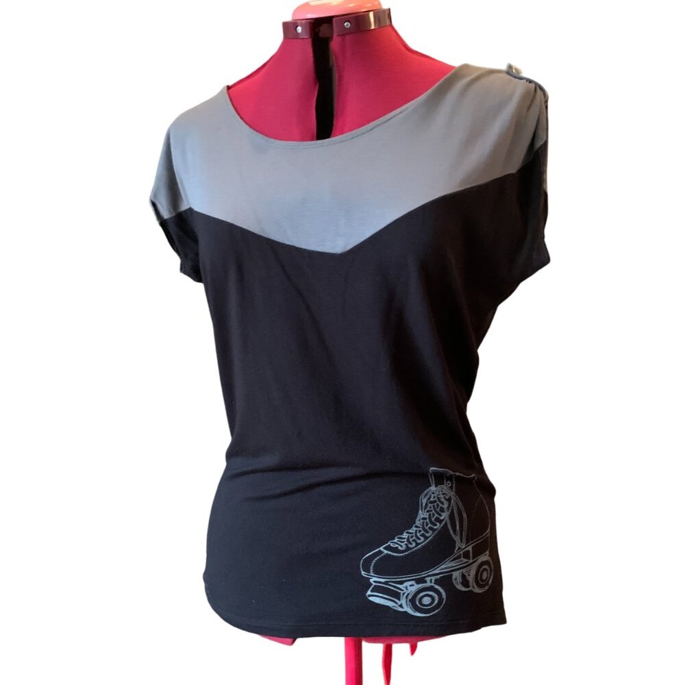EVE LAVOIE - grey & black tees t-shirt Skate print & red belt - Medium
